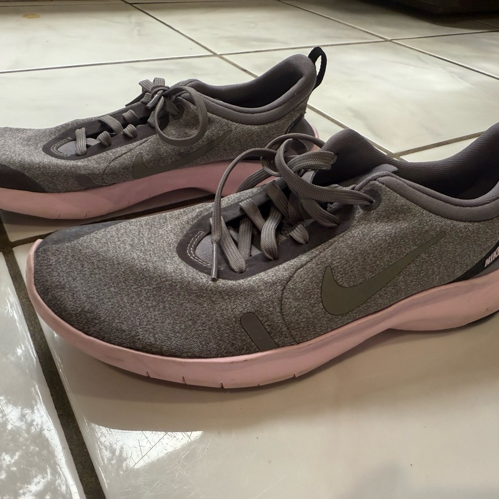 NIKE Flex Experience 8 Women’s Size 8